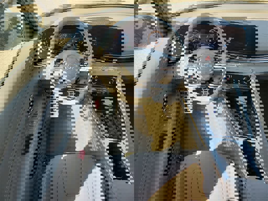 New 2025 Hyundai Elantra SEL image 14