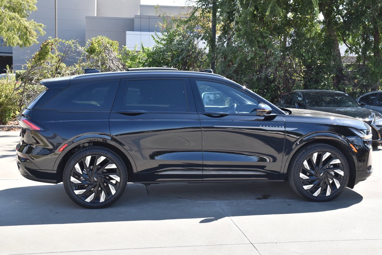 Certified 2025 Lincoln Nautilus Reserve w/ Jet Appearance Package AWD/4WD image 6
