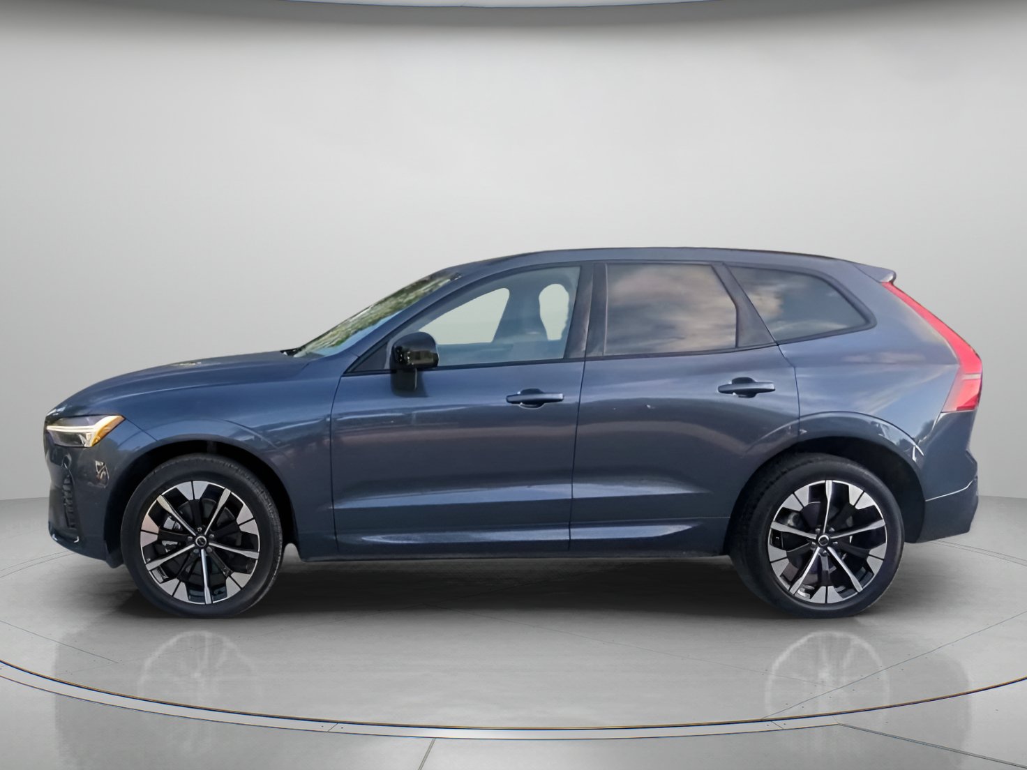 Used 2026 Volvo XC60 B5 Plus AWD/4WD image 16