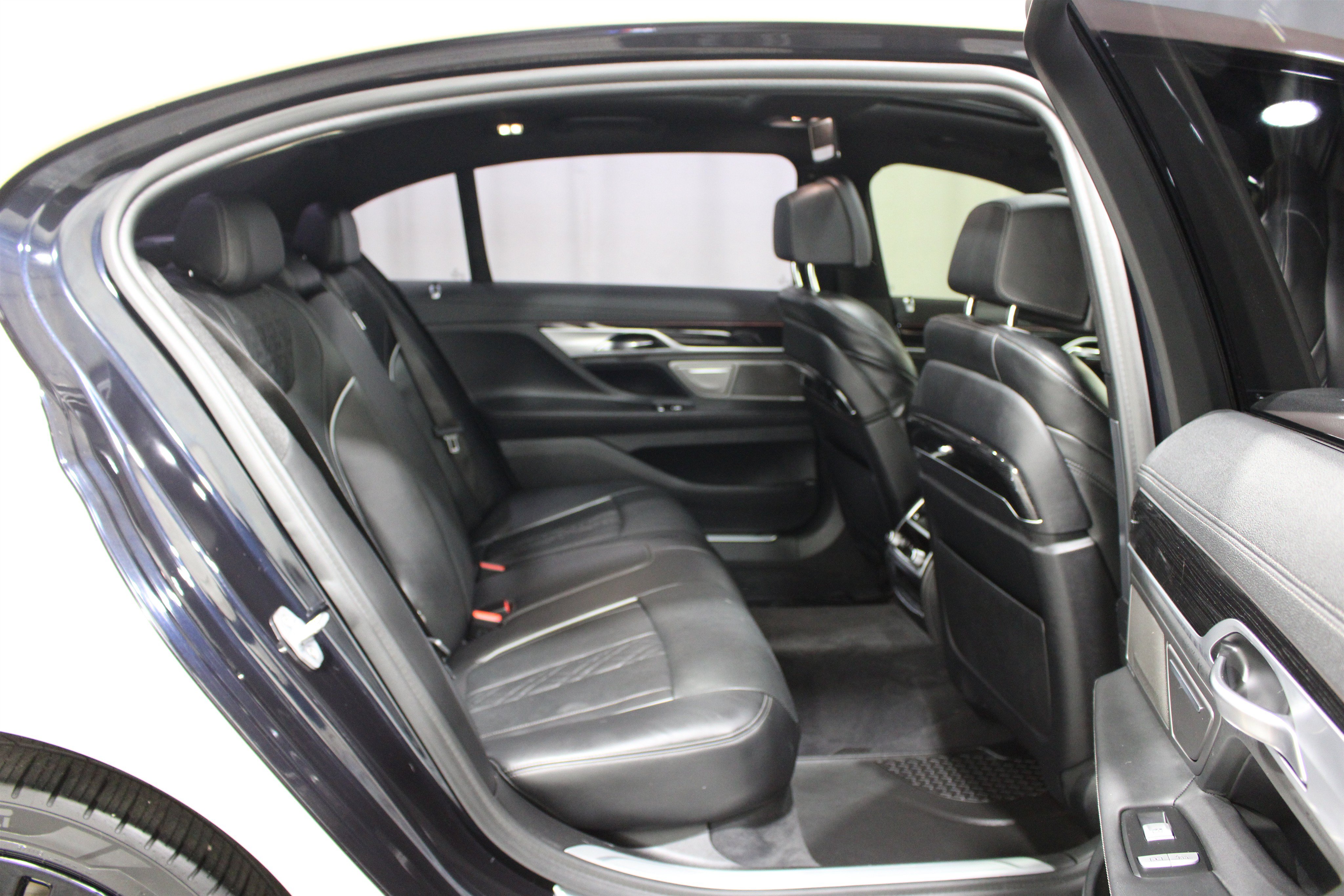 Used 2019 BMW 750i xDrive w/ M Sport Package AWD/4WD image 28