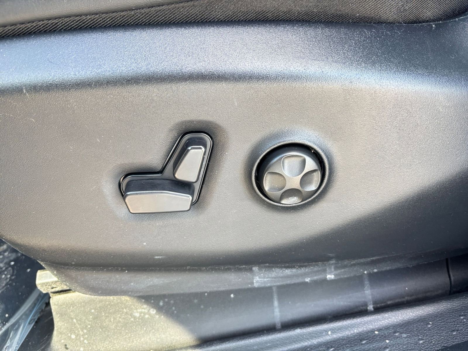 Used 2025 Chrysler Pacifica Limited image 23