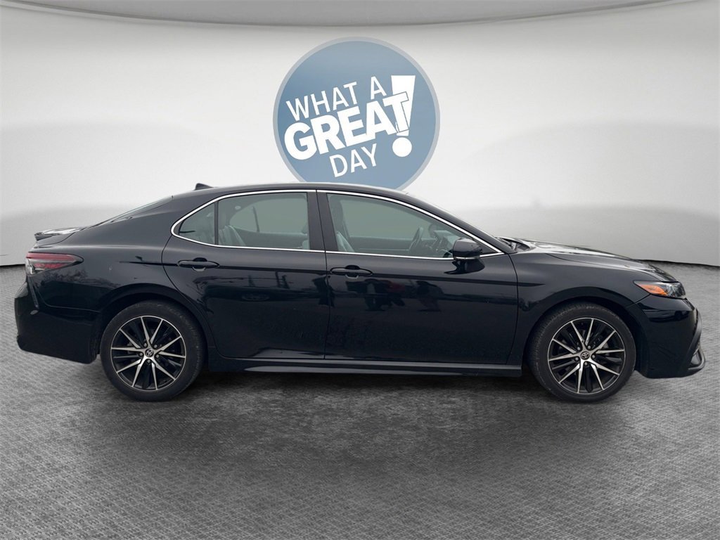 Used 2022 Toyota Camry SE image 2