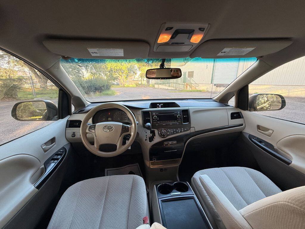 Used 2014 Toyota Sienna LE FWD image 13