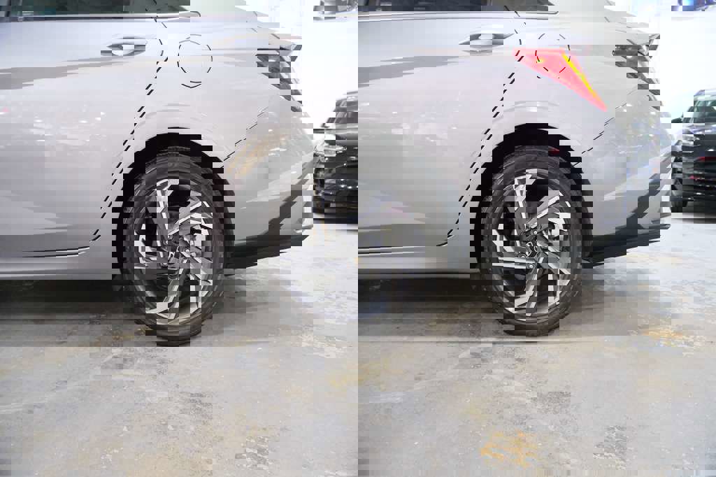 Used 2024 Hyundai Elantra Limited image 7