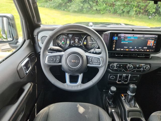 Used 2025 Jeep Wrangler Unlimited Sahara AWD/4WD image 23
