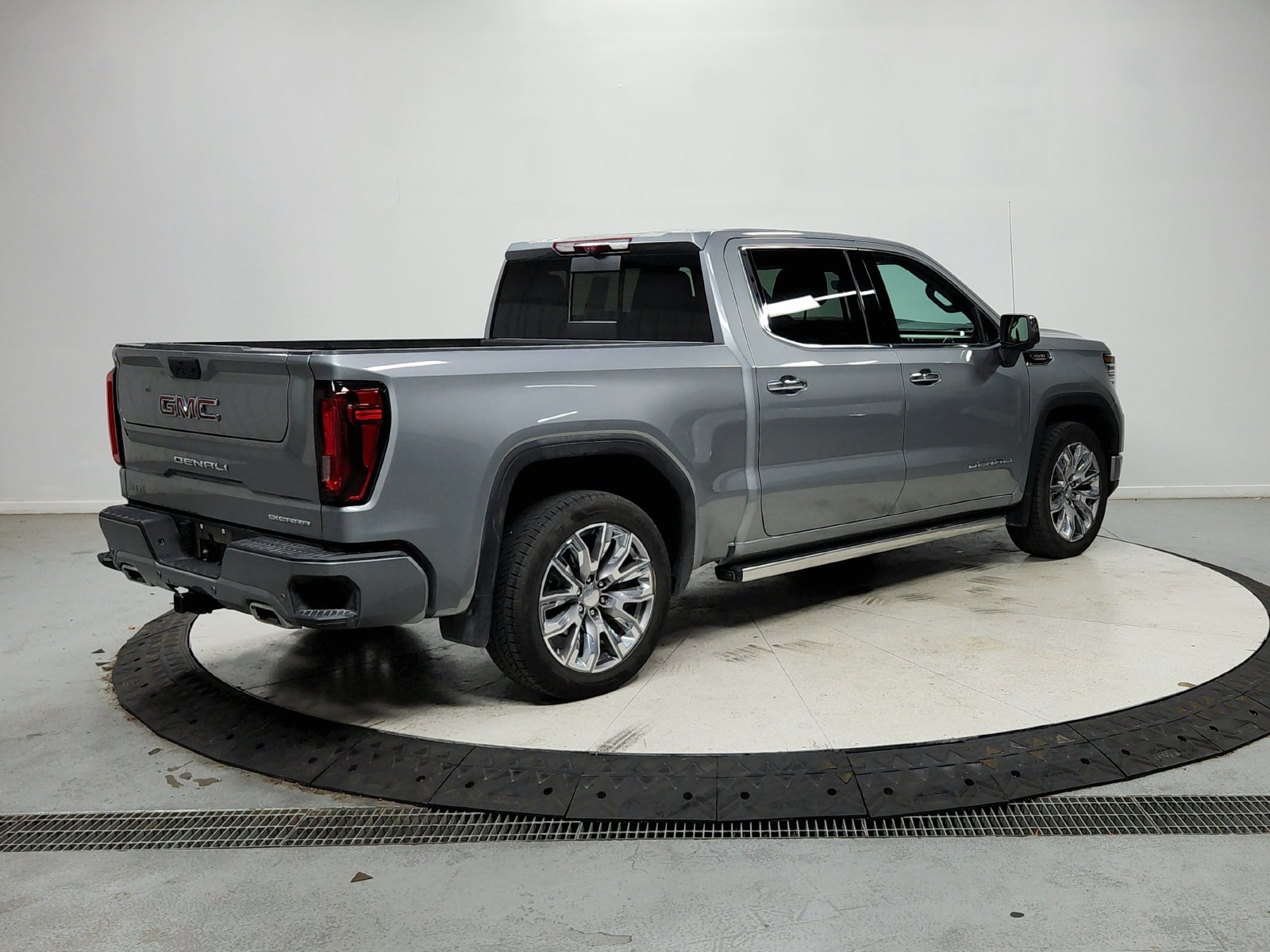Used 2024 GMC Sierra 1500 Denali AWD/4WD image 8