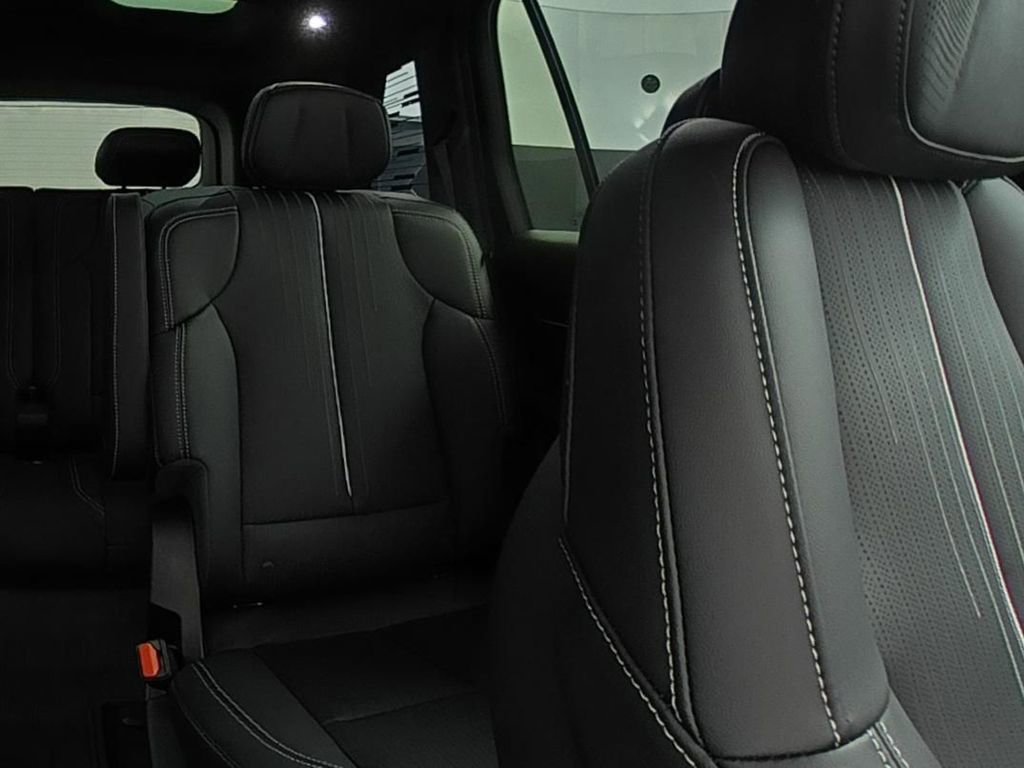 New 2026 Cadillac Vistiq Luxury w/ LPO, Floor Liner Package image 15