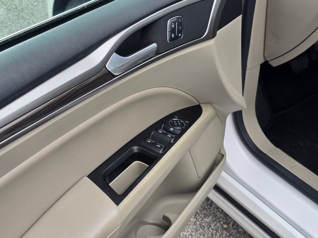 Used 2017 Ford Fusion SE w/ Fusion SE Technology Package FWD image 11