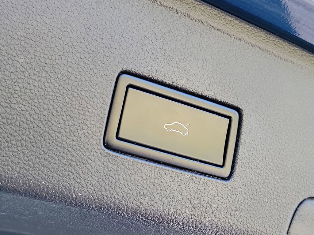 Used 2021 Volkswagen Atlas Cross Sport SE w/ Panoramic Sunroof Package image 8