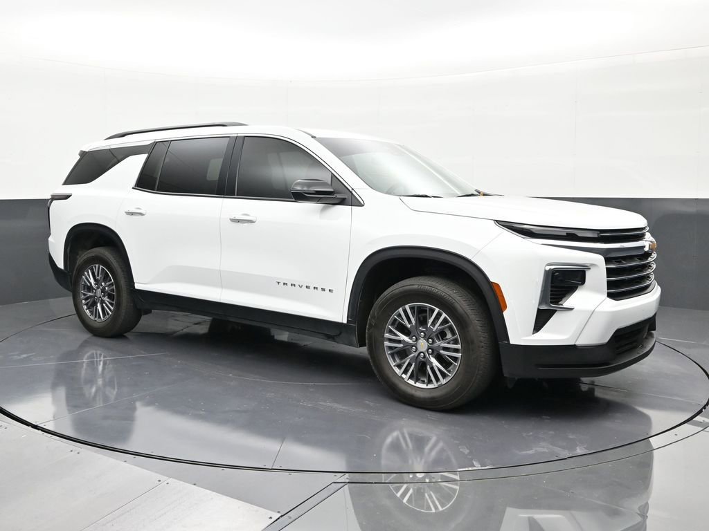 Used 2025 Chevrolet Traverse LT FWD image 7
