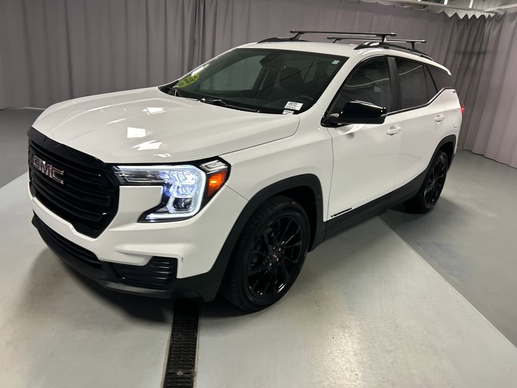 Used 2023 GMC Terrain SLE w/ Driver Convenience Package FWD image 3