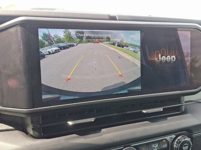 Used 2025 Jeep Wrangler Unlimited Sahara AWD/4WD image 18