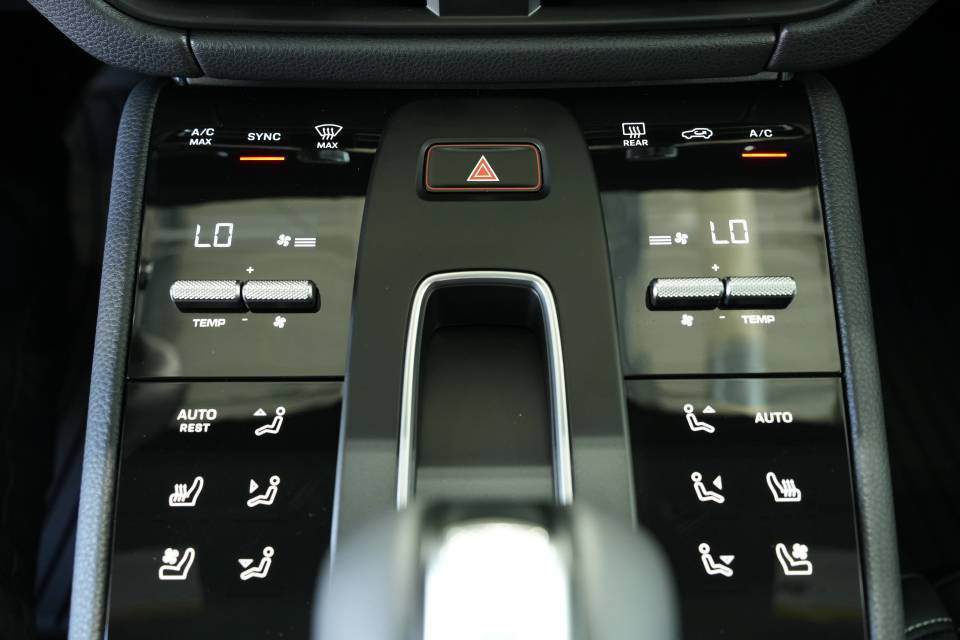 Certified 2025 Porsche Macan AWD/4WD image 21