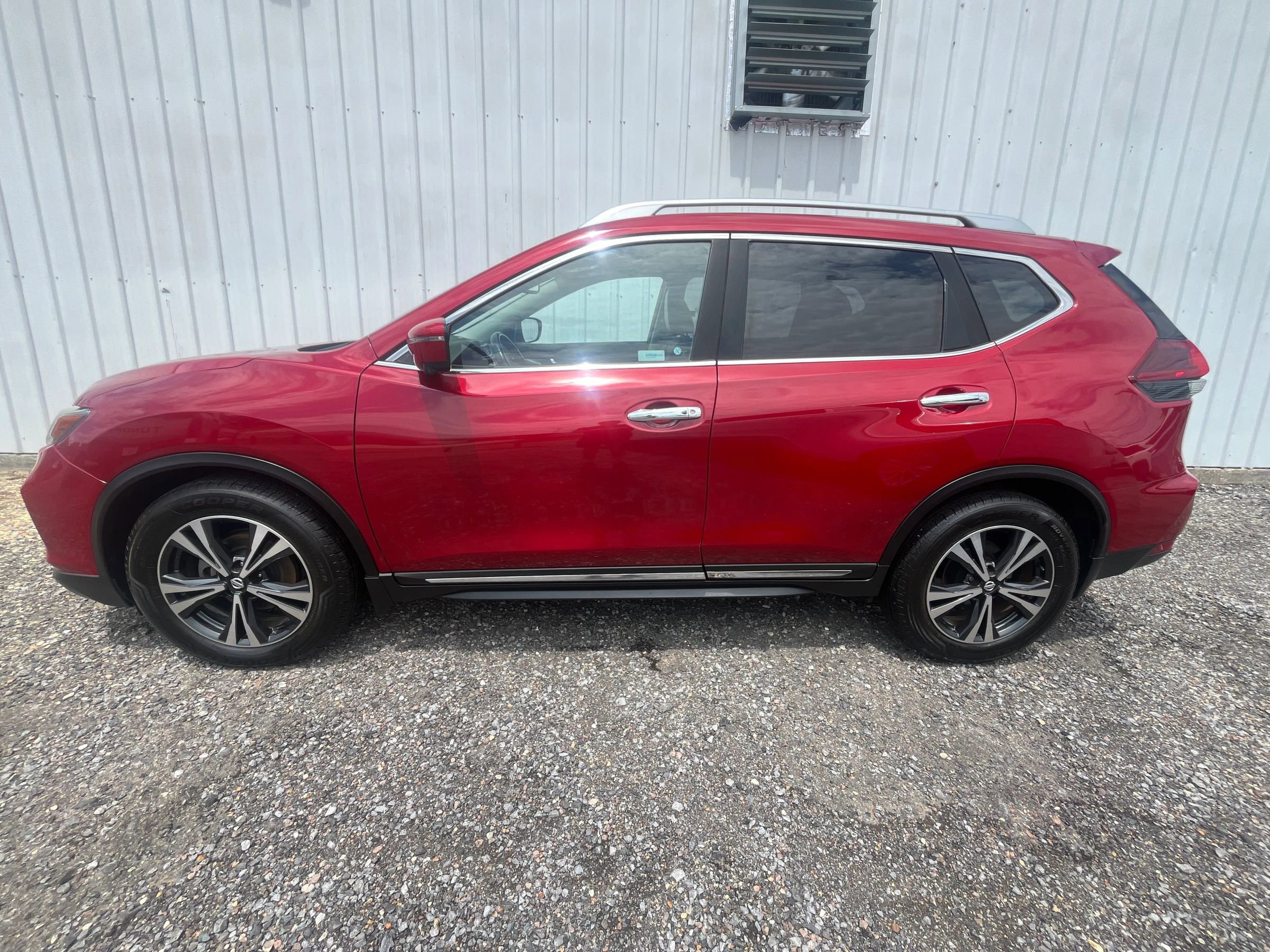 Used 2017 Nissan Rogue SL w/ SL Premium Package image 3