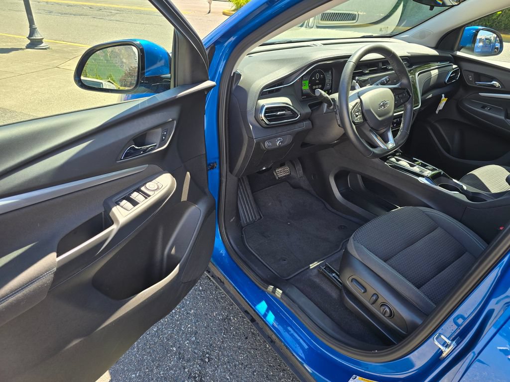Used 2022 Chevrolet Bolt EUV LT w/ Comfort Package FWD image 19