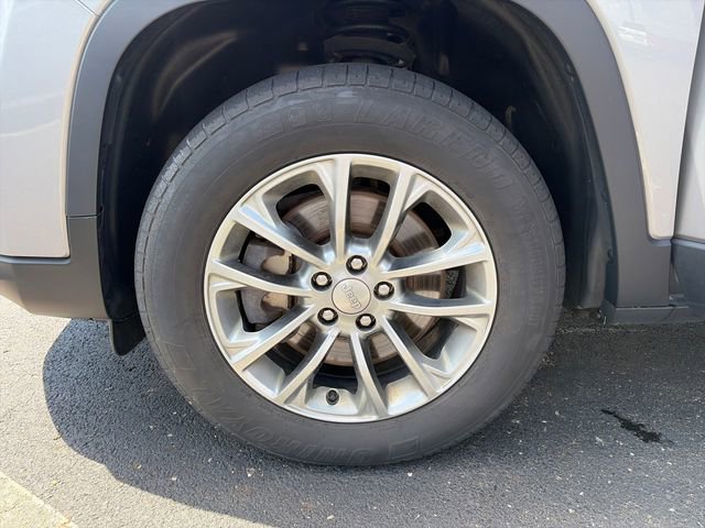 Used 2019 Jeep Cherokee Latitude Plus w/ Cold Weather Group AWD/4WD image 26