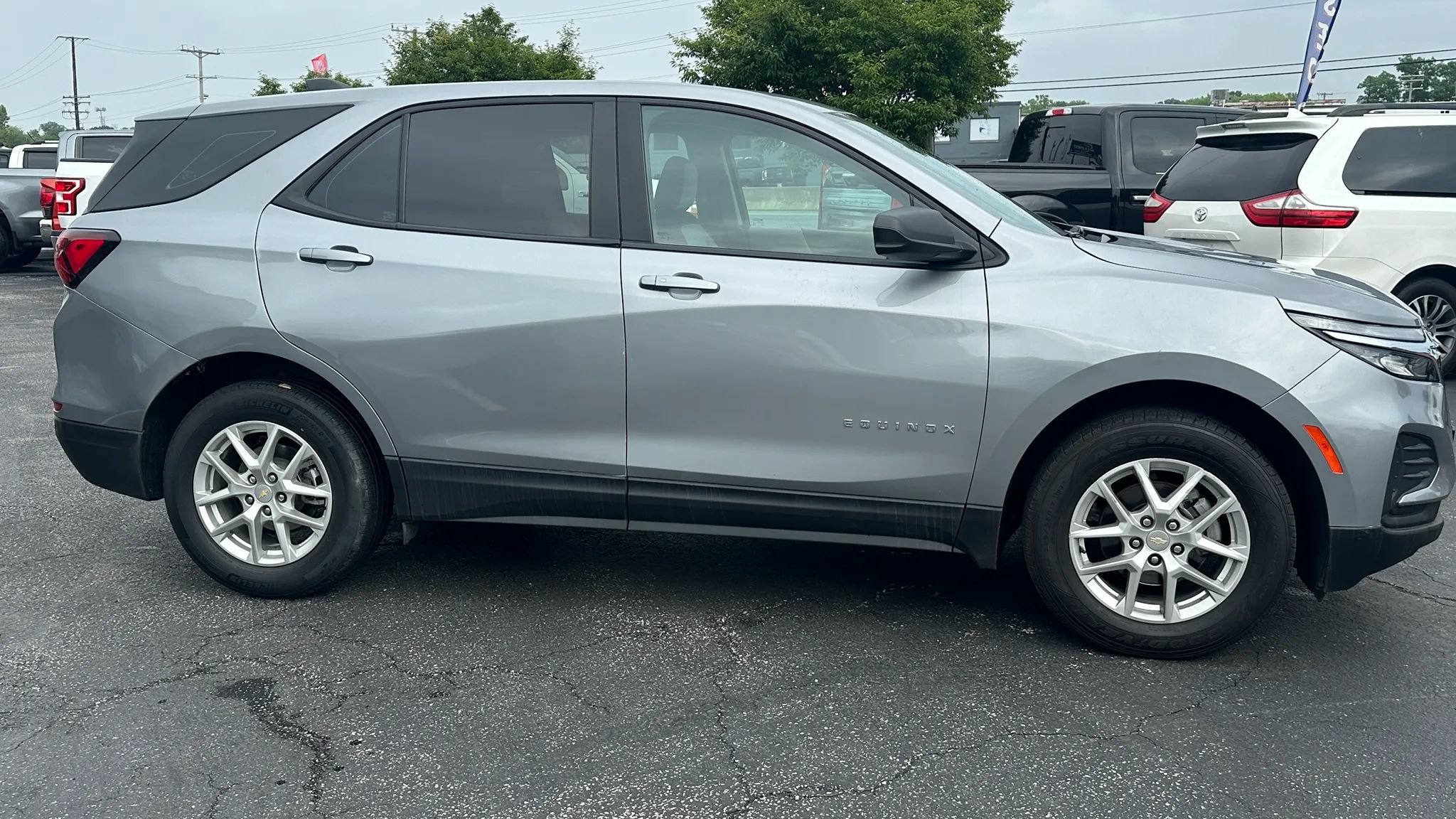 Used 2023 Chevrolet Equinox LS AWD/4WD image 4