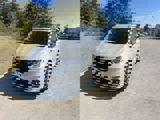 Used 2021 Chrysler Pacifica Limited w/ Uconnect Theater Family Group image 2