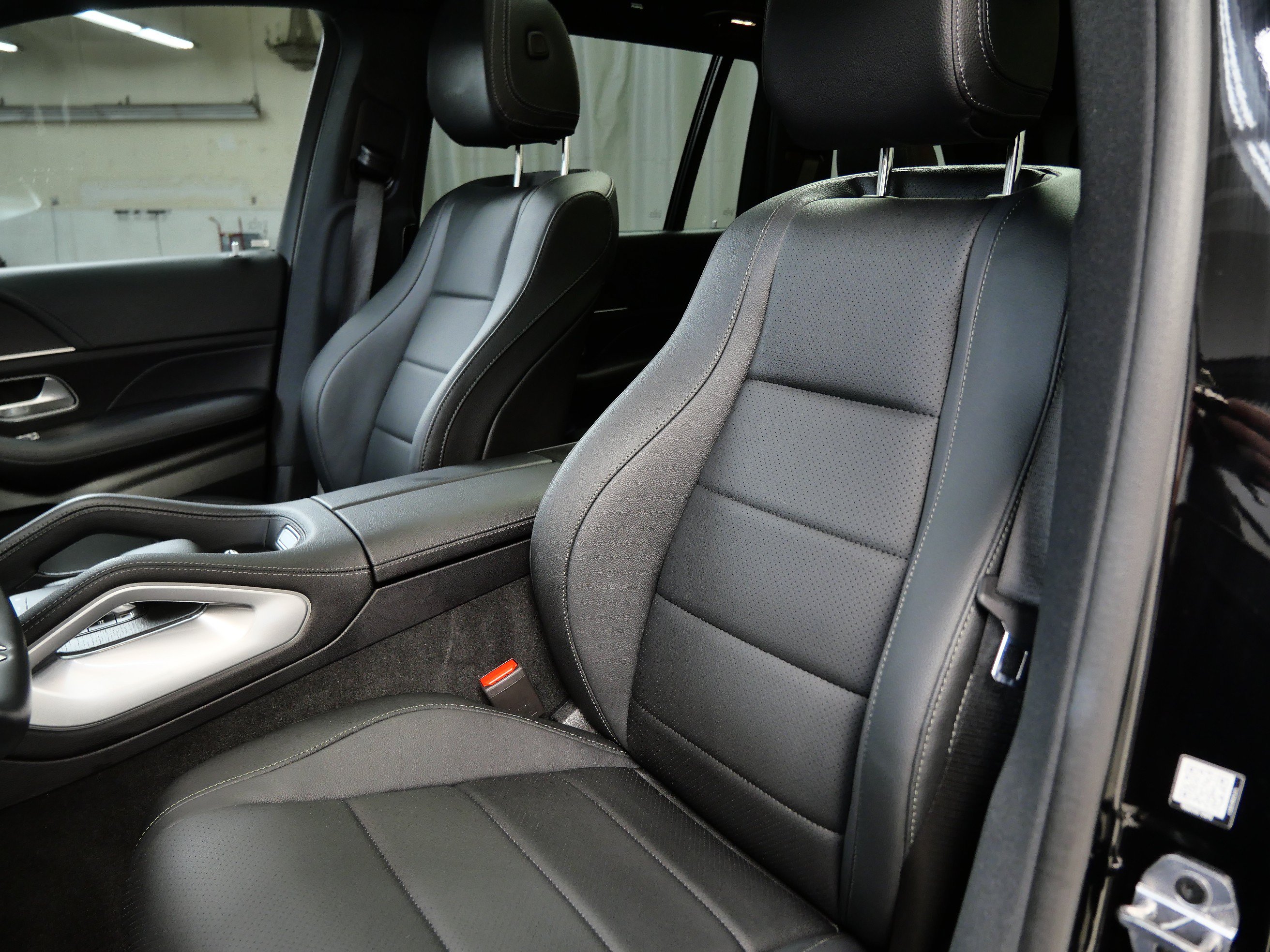 Used 2025 Mercedes-Benz GLS 450 4MATIC image 3