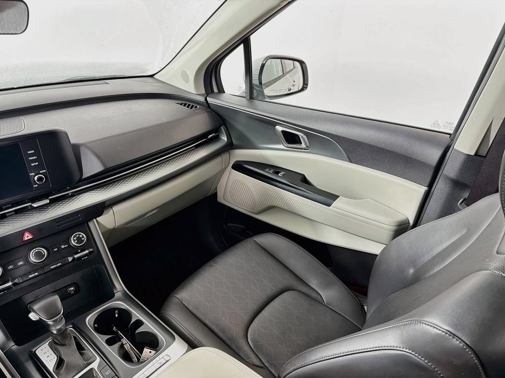 Used 2023 Kia Carnival LX FWD image 21
