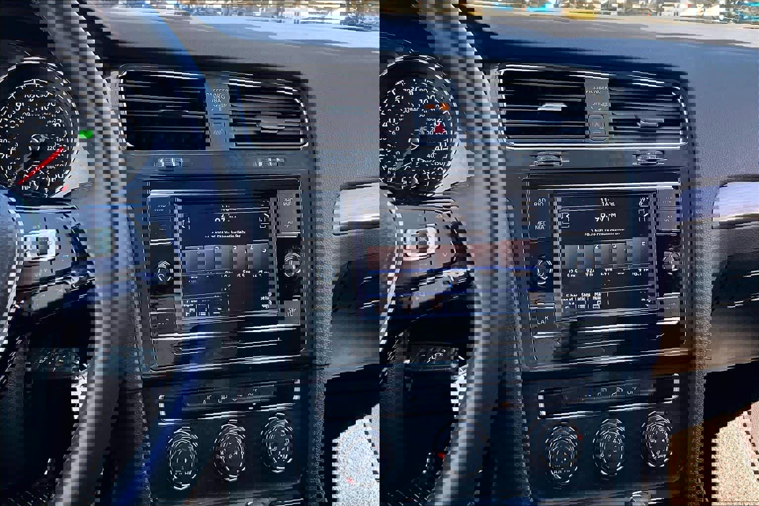 Used 2019 Volkswagen Golf S image 7