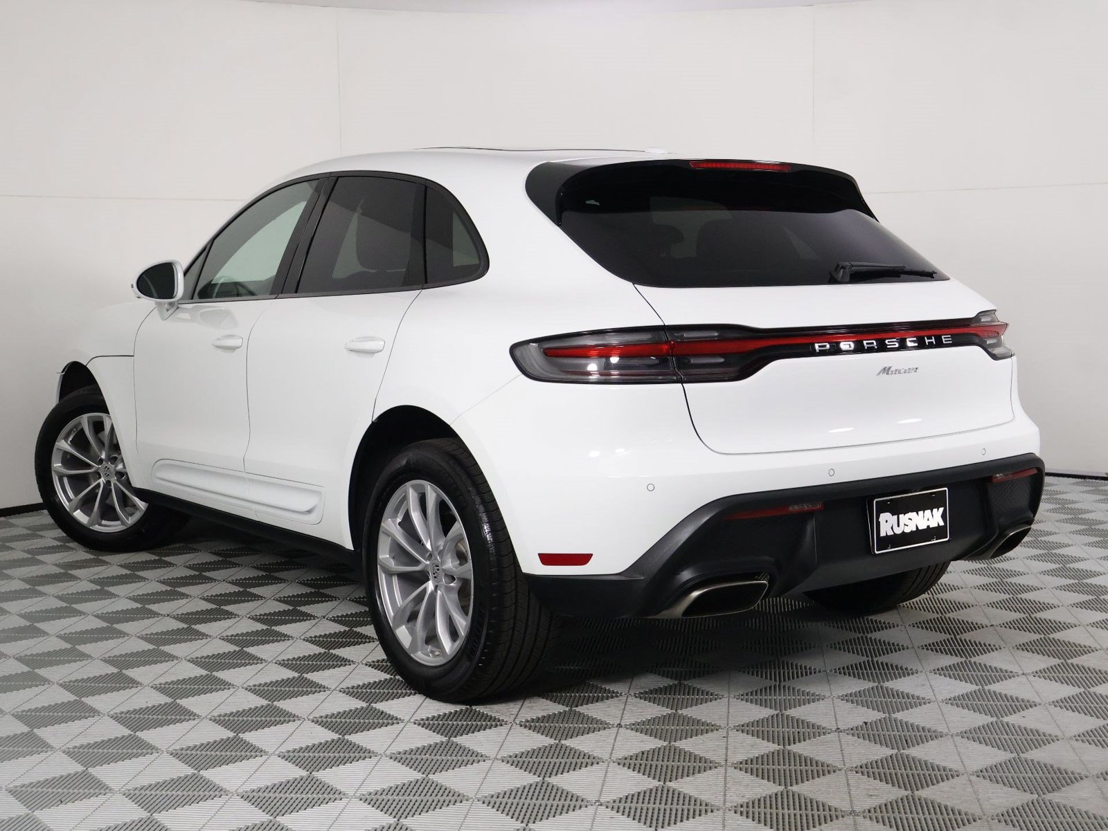 Certified 2026 Porsche Macan AWD/4WD image 3