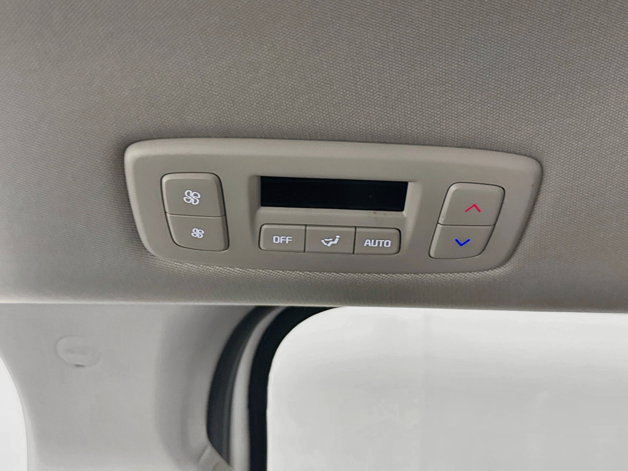 Used 2025 Kia Carnival FWD image 30