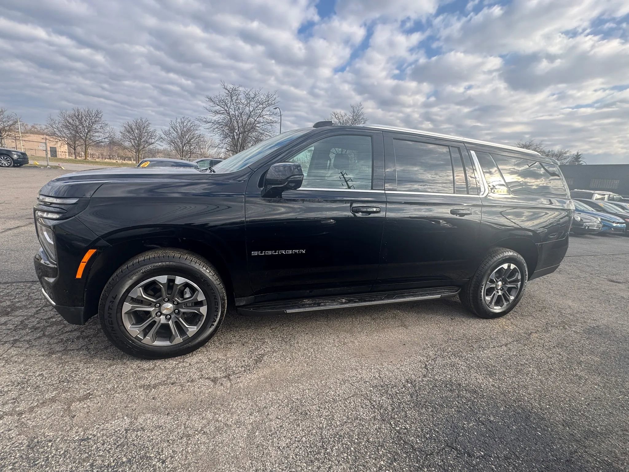 Used 2025 Chevrolet Suburban LT w/ Comfort Package image 8