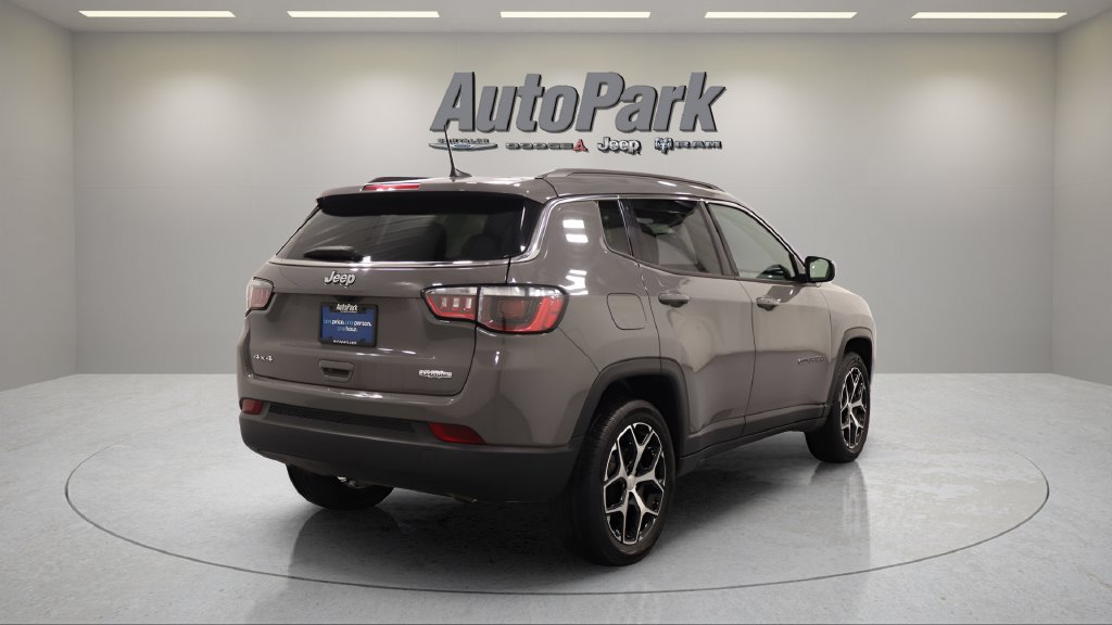 Used 2024 Jeep Compass Latitude AWD/4WD image 11