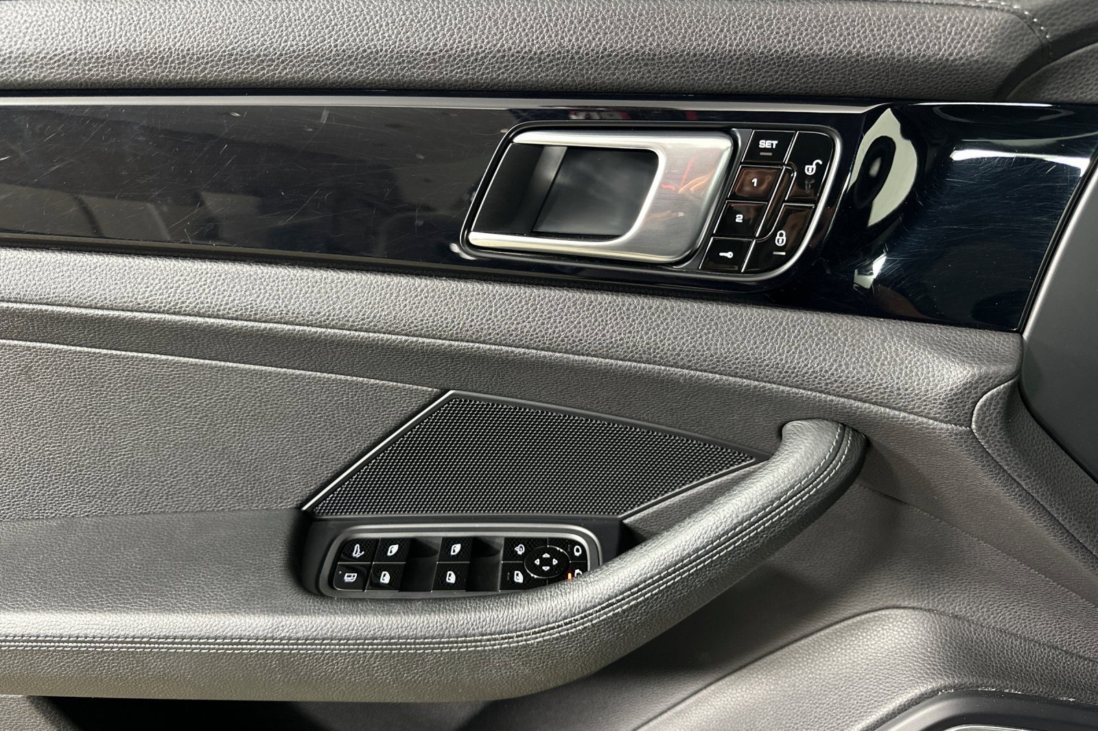 Used 2018 Porsche Panamera 4 image 10