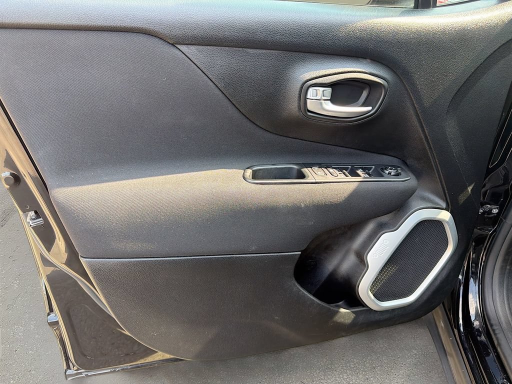 Used 2019 Jeep Renegade Latitude FWD image 22