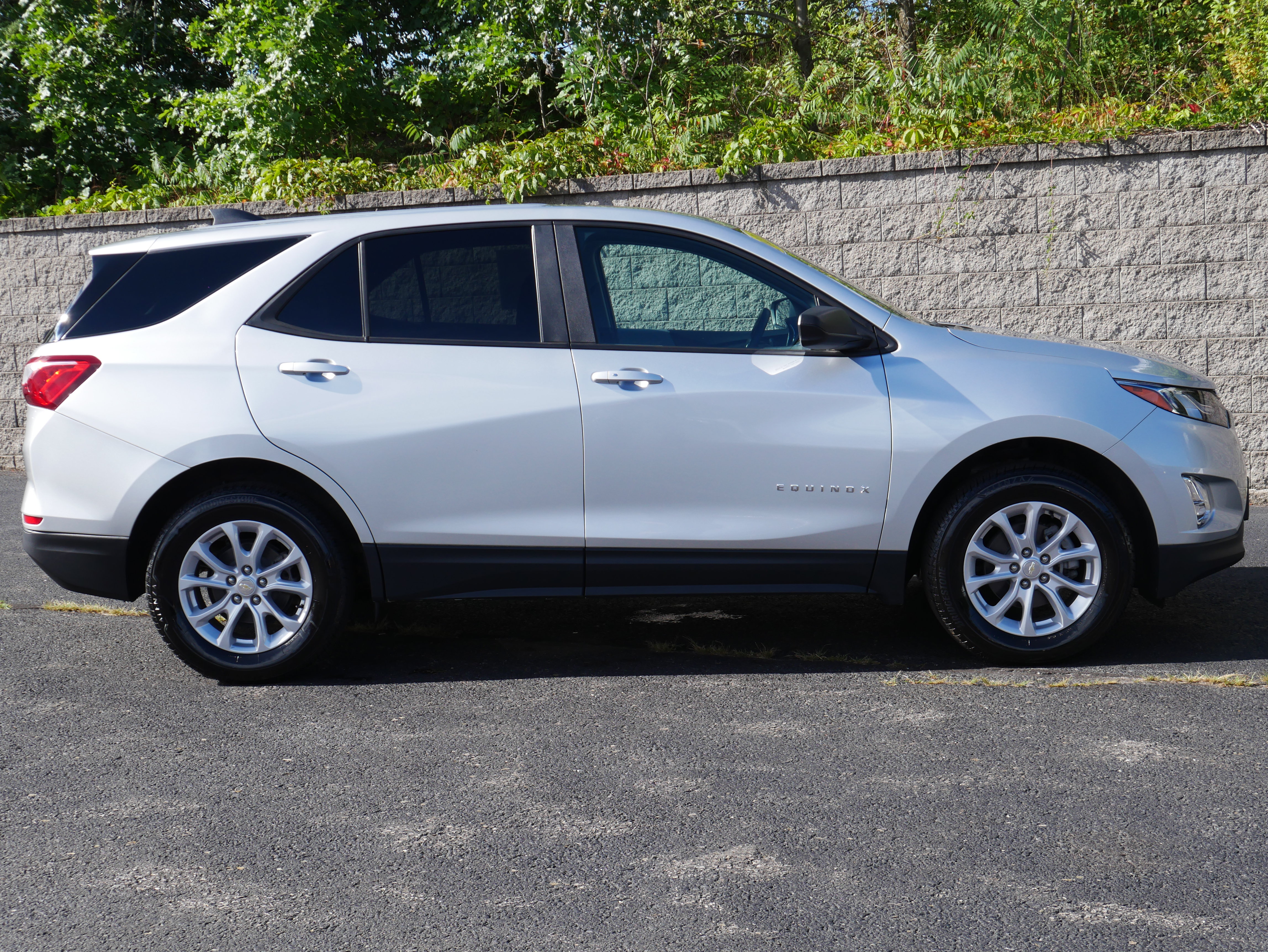 Used 2021 Chevrolet Equinox LS w/ LS Convenience Package AWD/4WD image 8