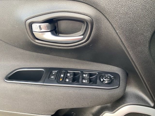 Used 2018 Jeep Renegade Latitude image 16