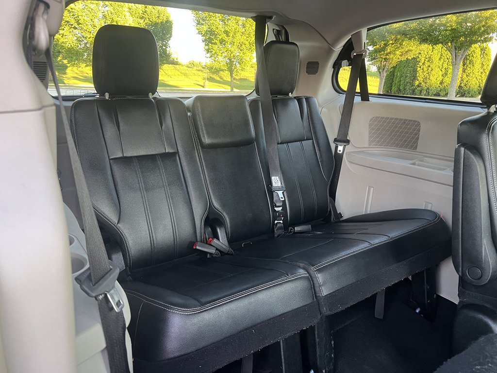 Used 2014 Chrysler Town & Country Touring FWD image 13
