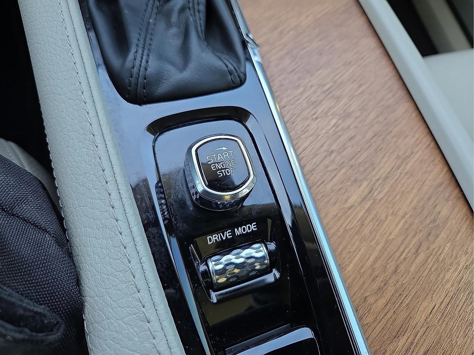 Used 2021 Volvo XC90 T6 Momentum w/ Advanced Package image 21