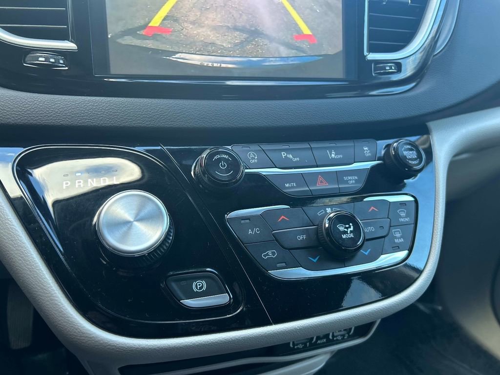 Used 2024 Chrysler Pacifica Touring-L image 29