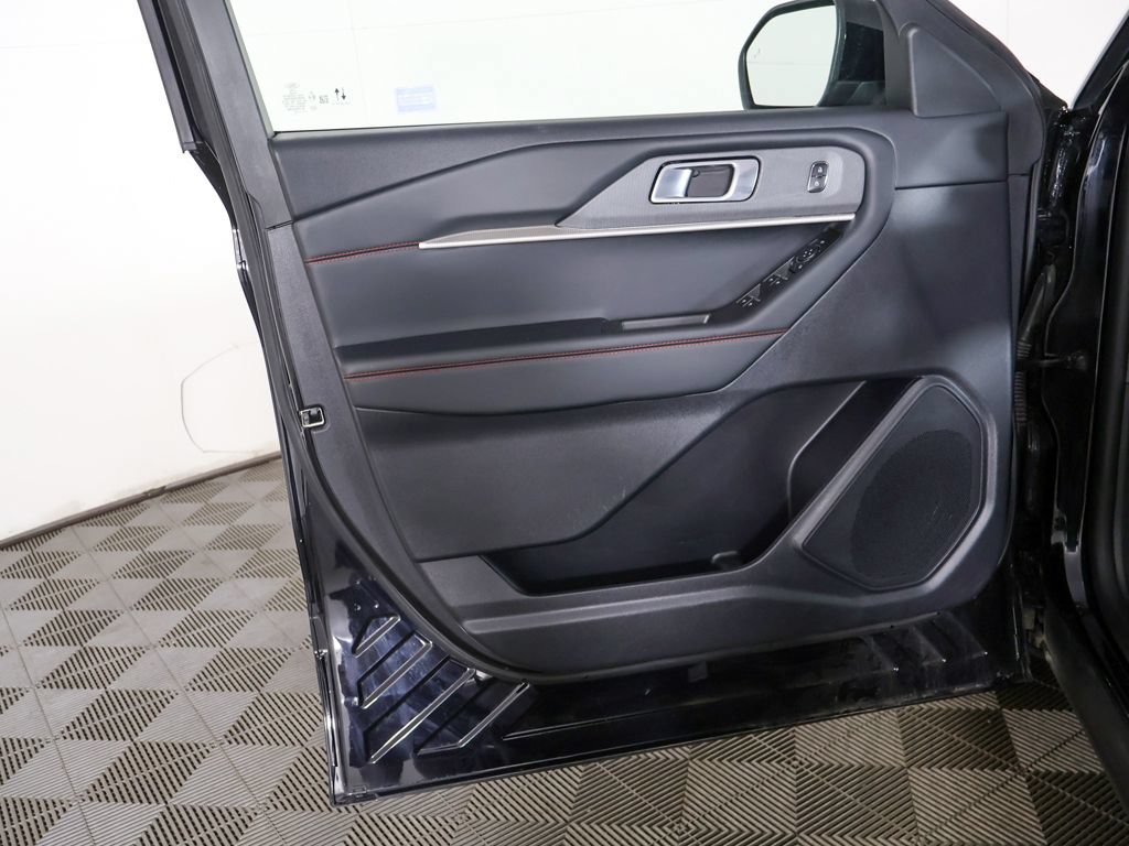 Used 2025 Ford Explorer ST-Line w/ ST-Line Street Pack AWD/4WD image 24