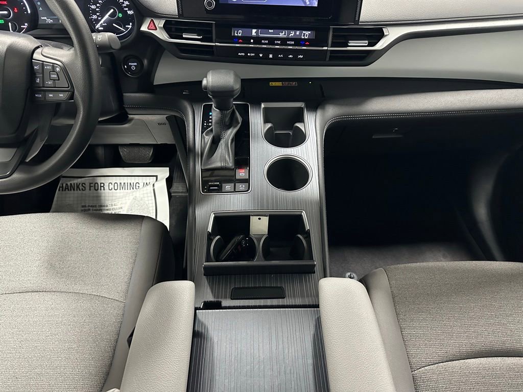 Used 2025 Toyota Sienna LE FWD image 40