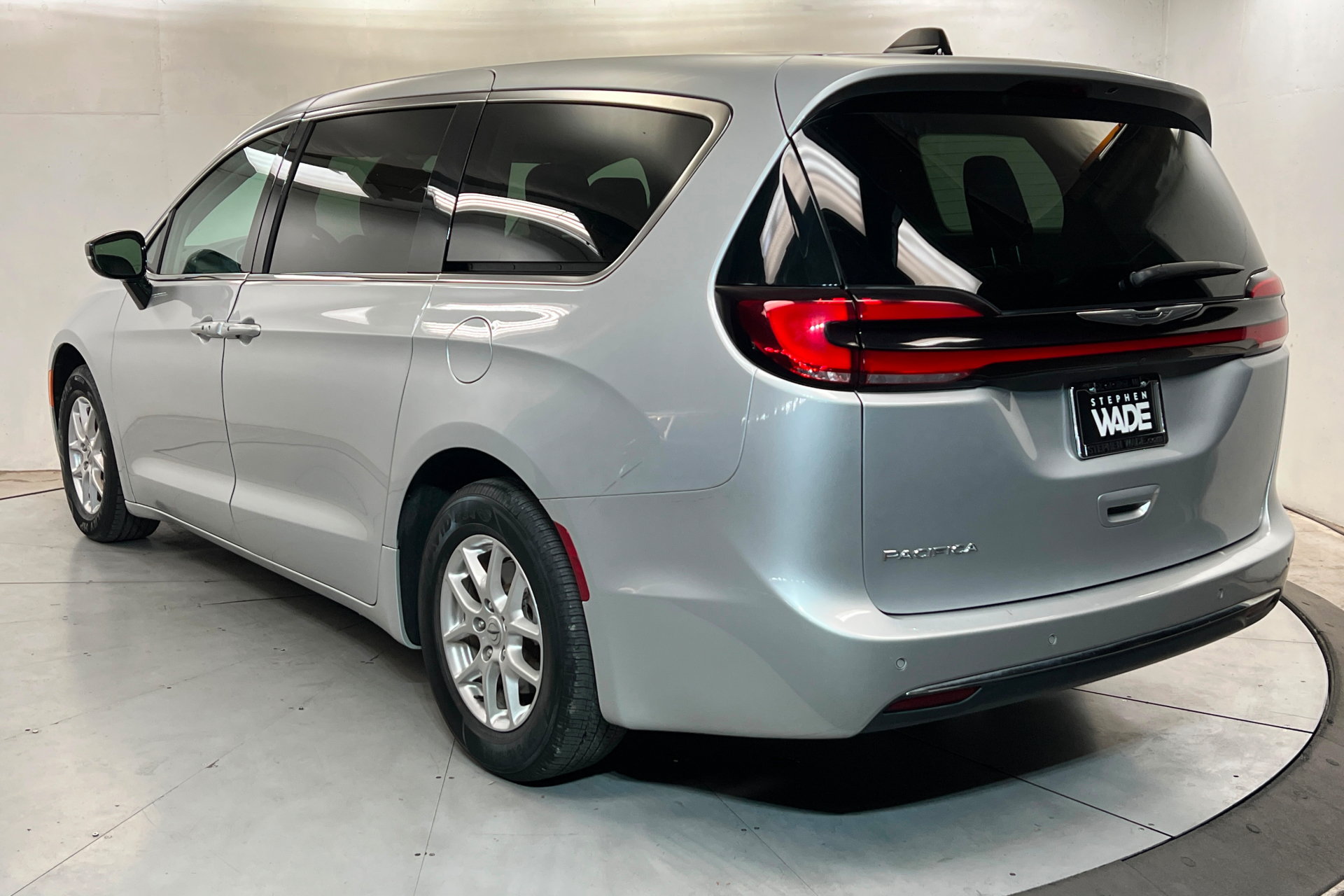 Used 2024 Chrysler Pacifica Touring-L FWD image 3