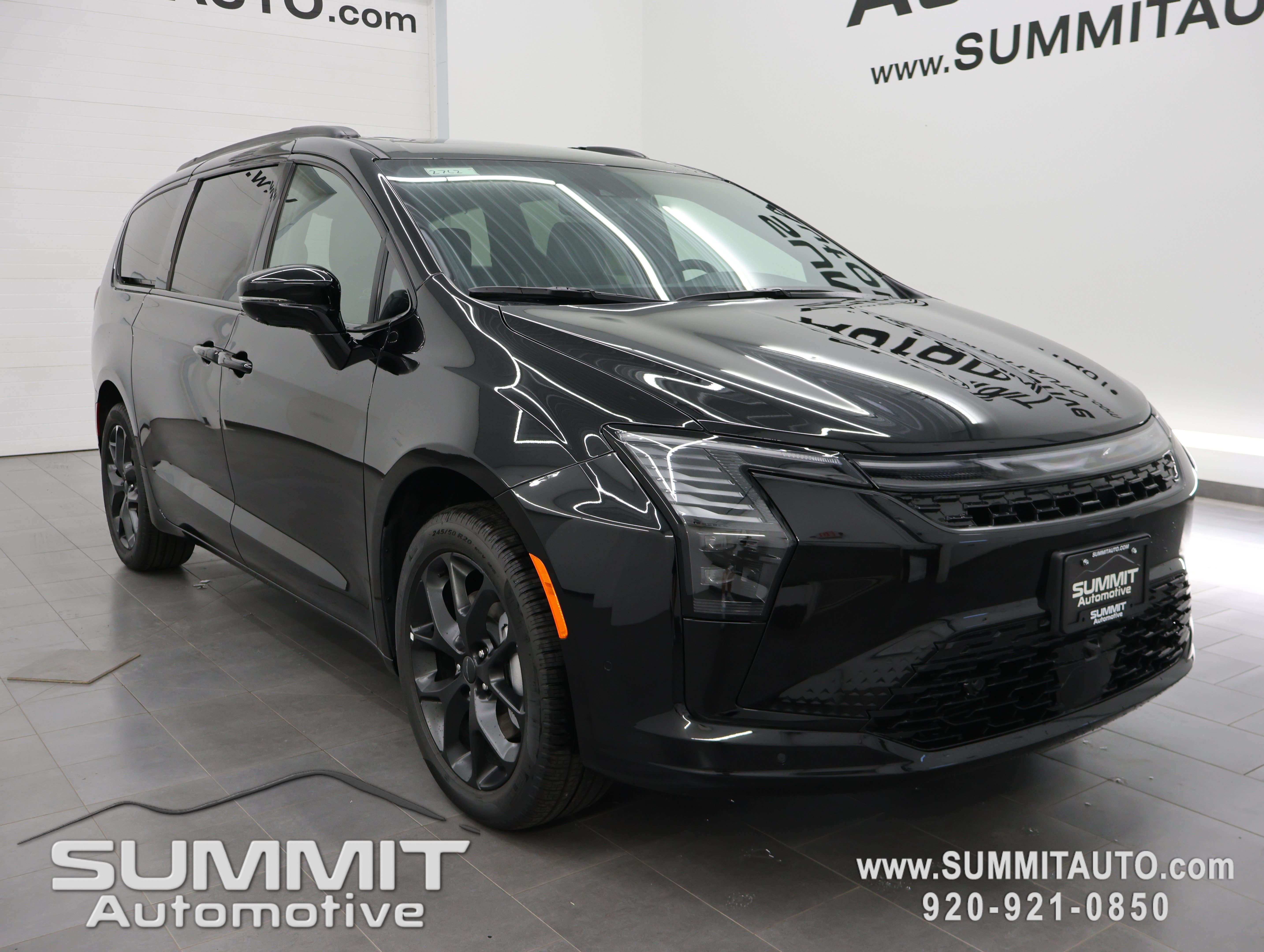 New 2027 Chrysler Pacifica Limited w/ Family Tech Group AWD/4WD image 2