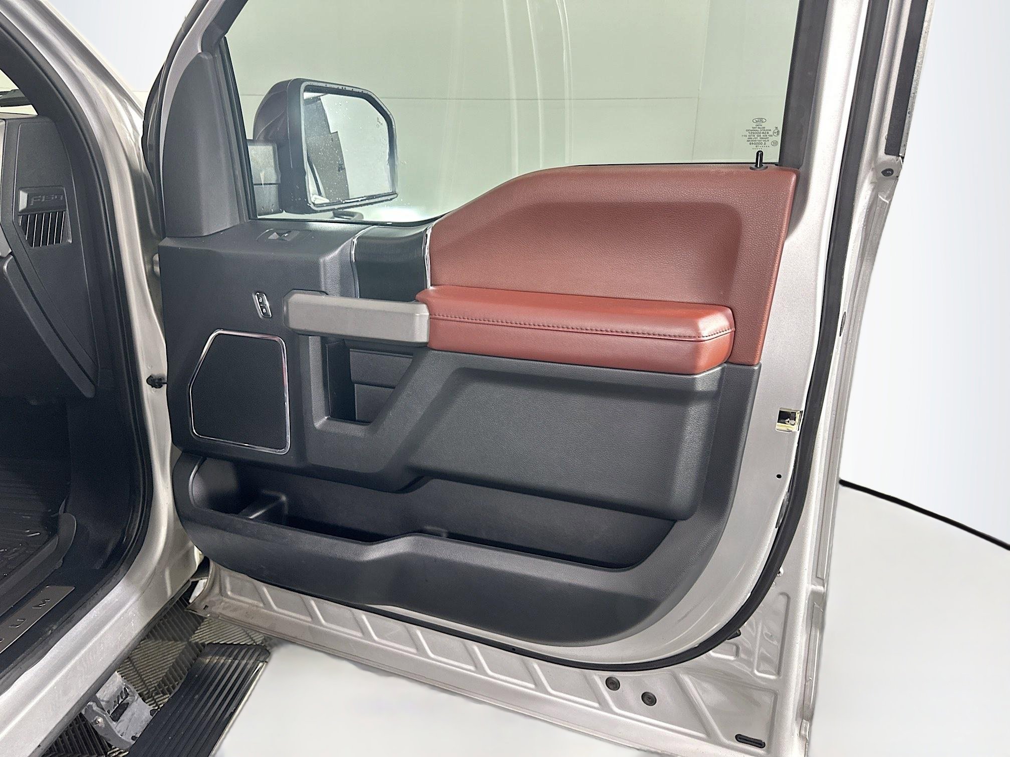 Used 2019 Ford F150 Platinum w/ Equipment Group 701A Luxury AWD/4WD image 32