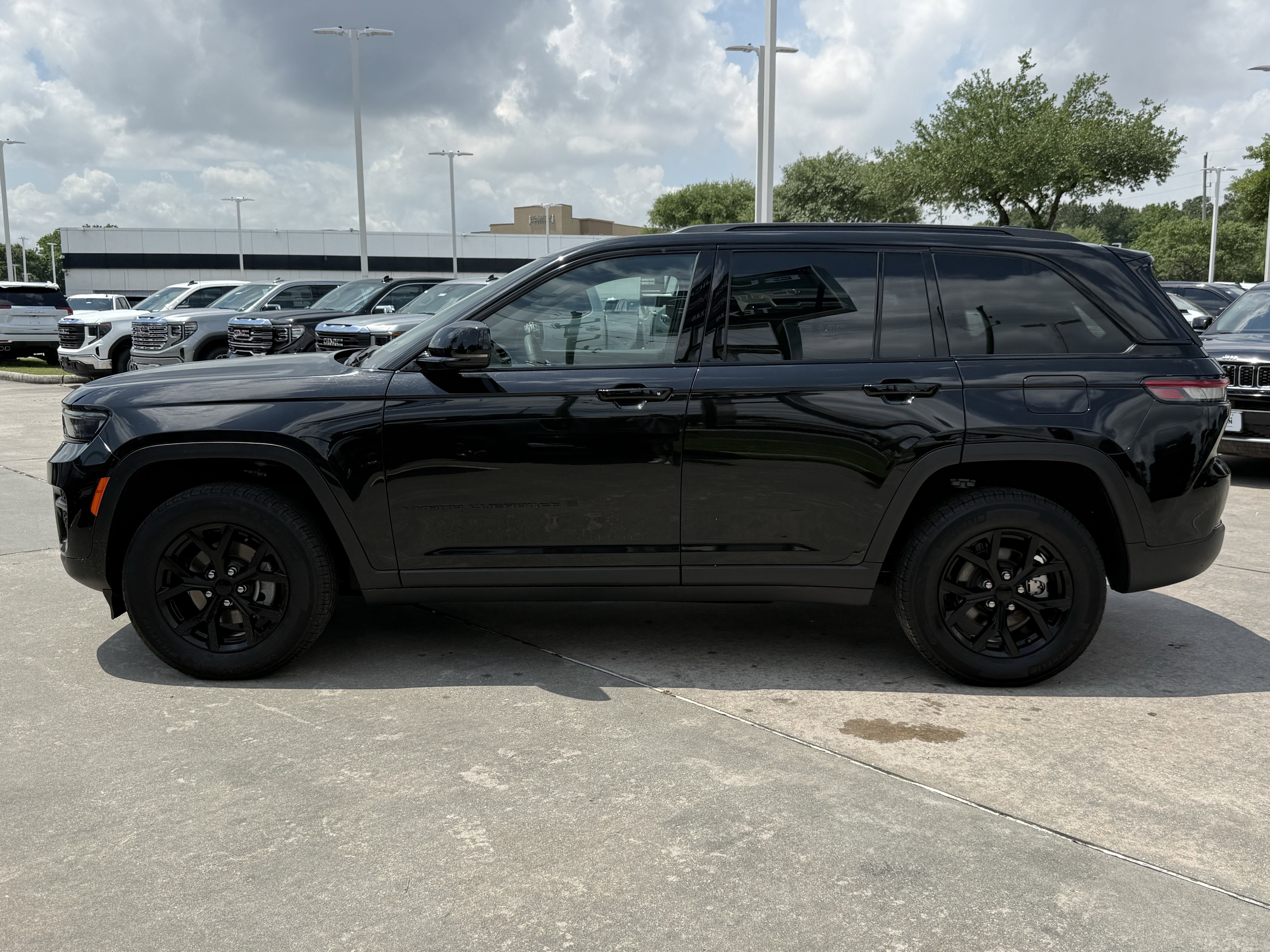 Used 2025 Jeep Grand Cherokee Altitude AWD/4WD image 8