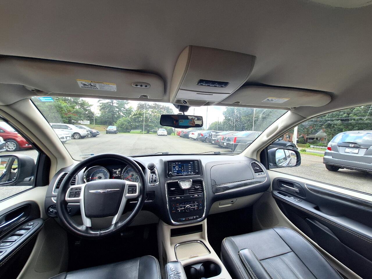 Used 2015 Chrysler Town & Country Touring-L w/ Driver Convenience Group image 29