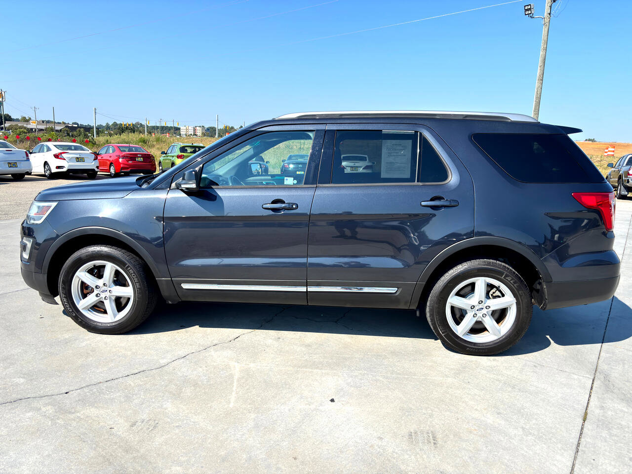 Used 2017 Ford Explorer XLT image 7