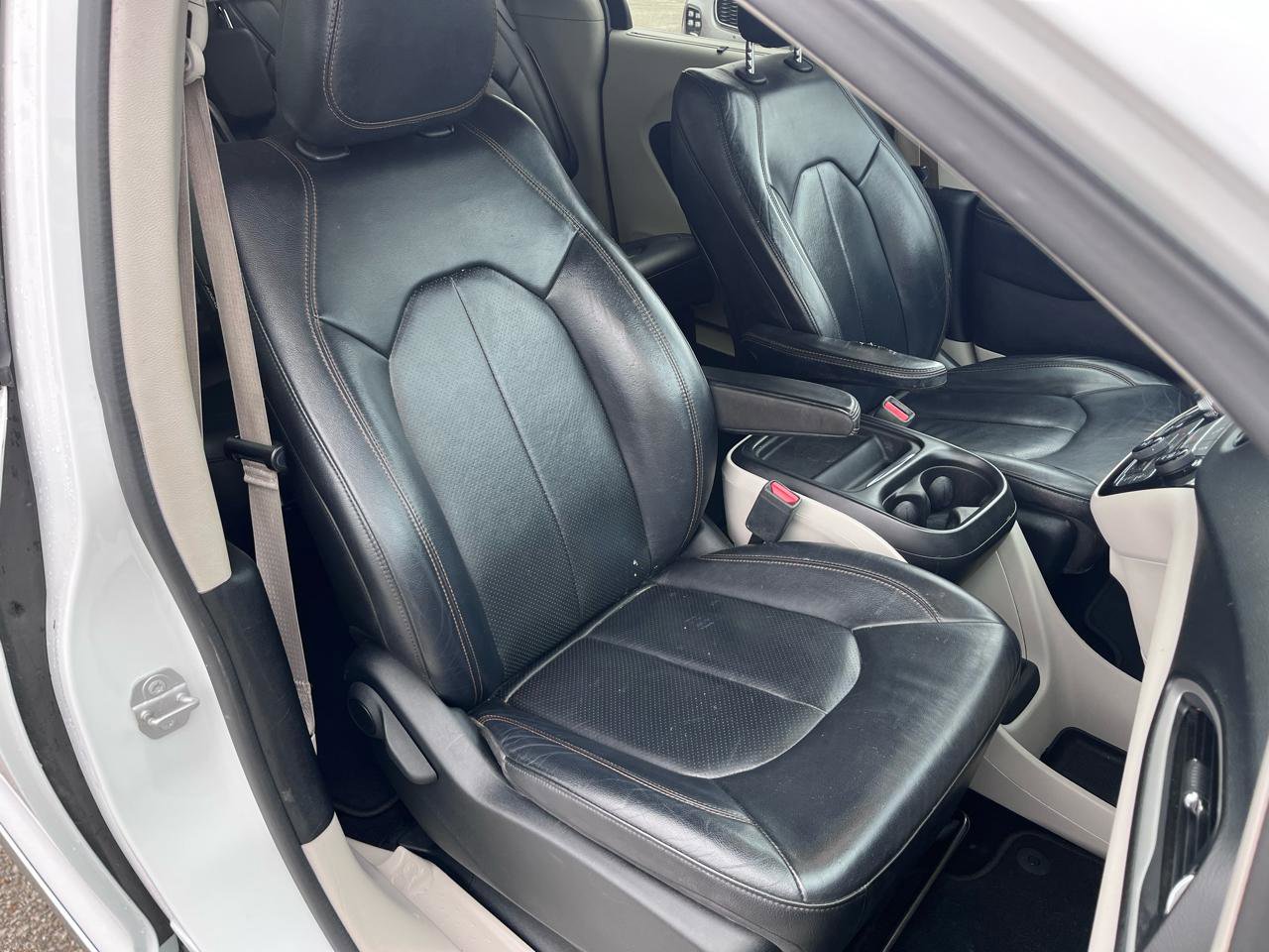 Used 2018 Chrysler Pacifica Touring-L image 22