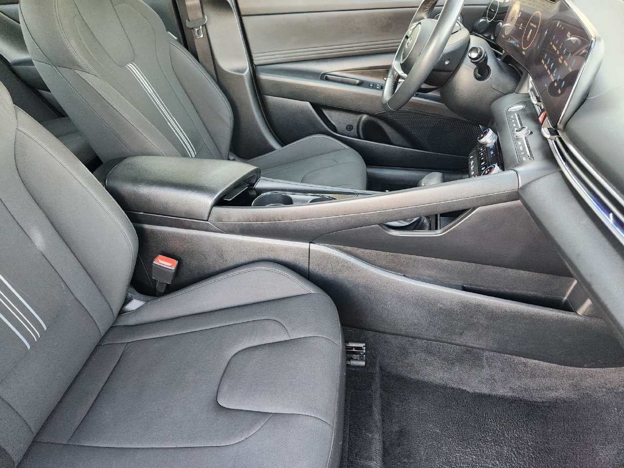 Used 2025 Hyundai Elantra SEL FWD image 13
