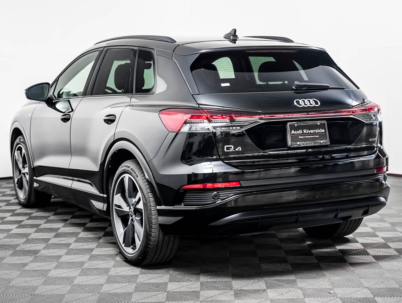 Used 2025 Audi Q4 e-tron Premium Plus w/ Premium Plus AWD/4WD image 2