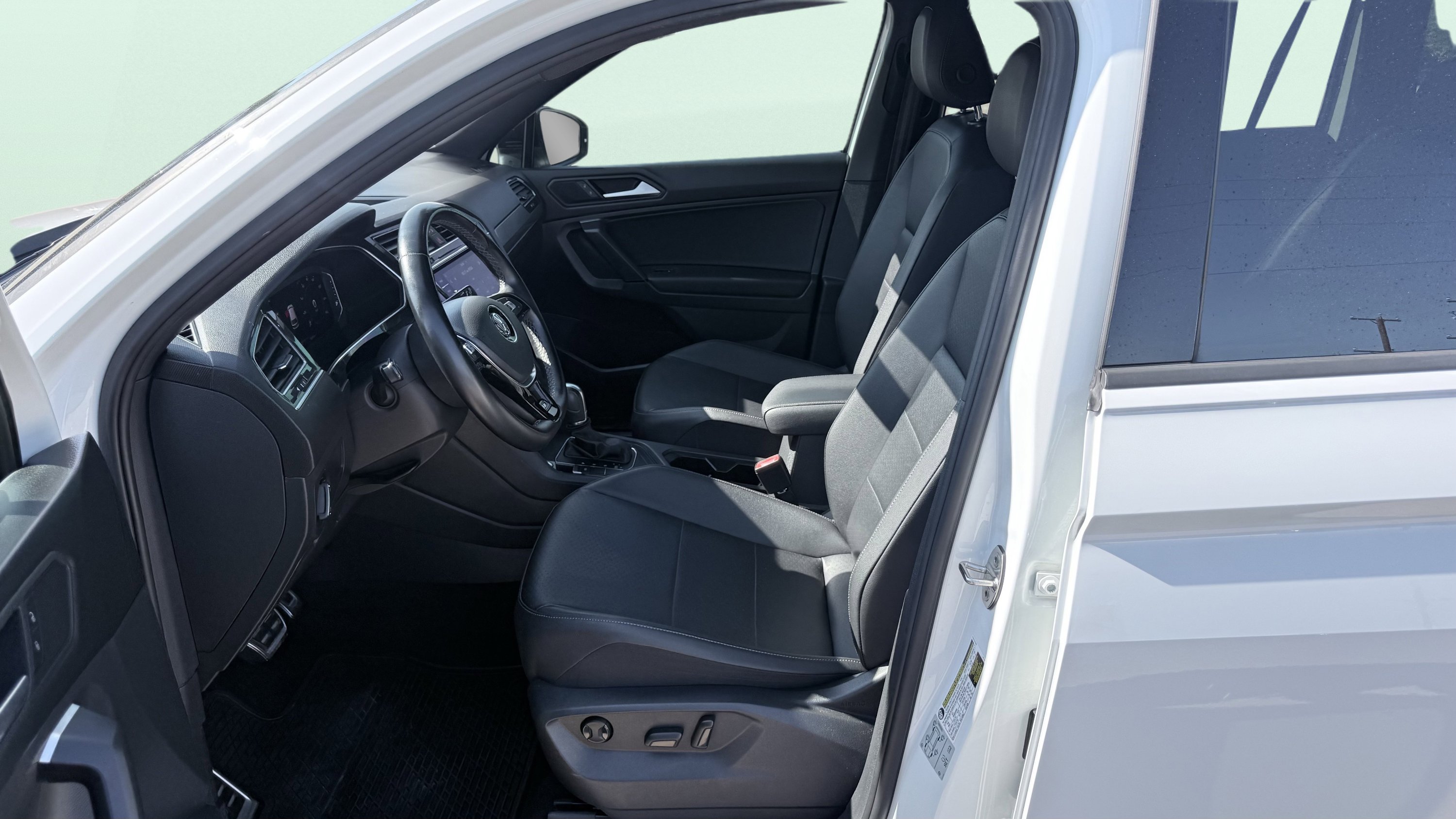 Used 2019 Volkswagen Tiguan SEL R-Line FWD image 24