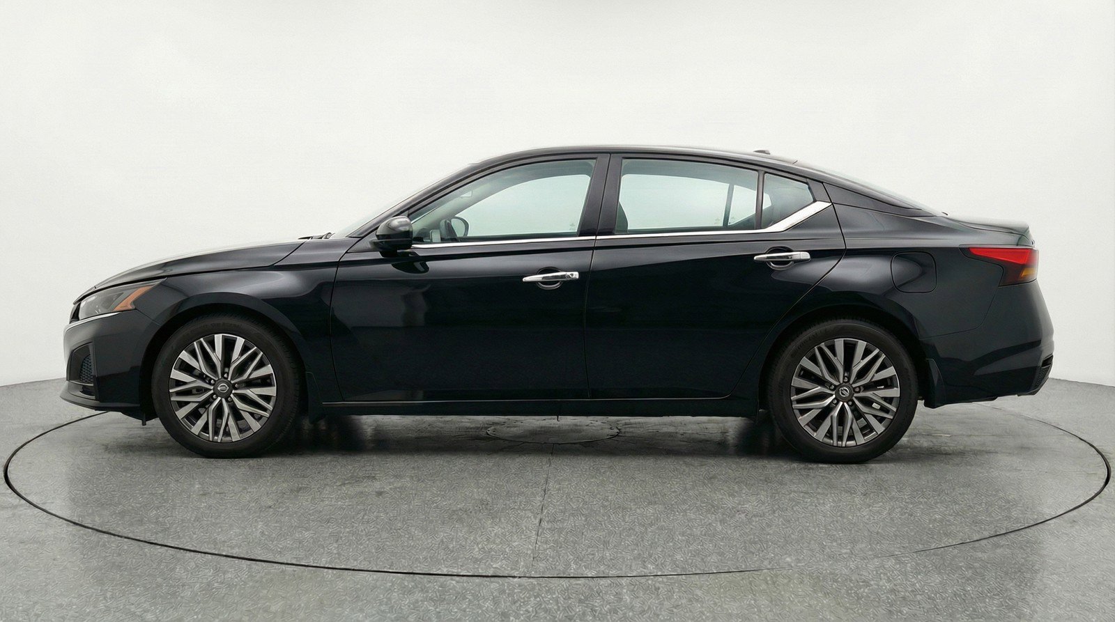 Used 2025 Nissan Altima 2.5 SV image 5