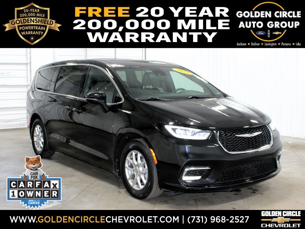 Used 2025 Chrysler Pacifica Select